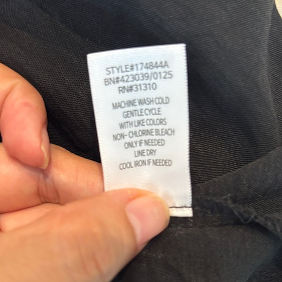 Classic Black Sleeveless Button-Down Shirt - Picture 6 of 9